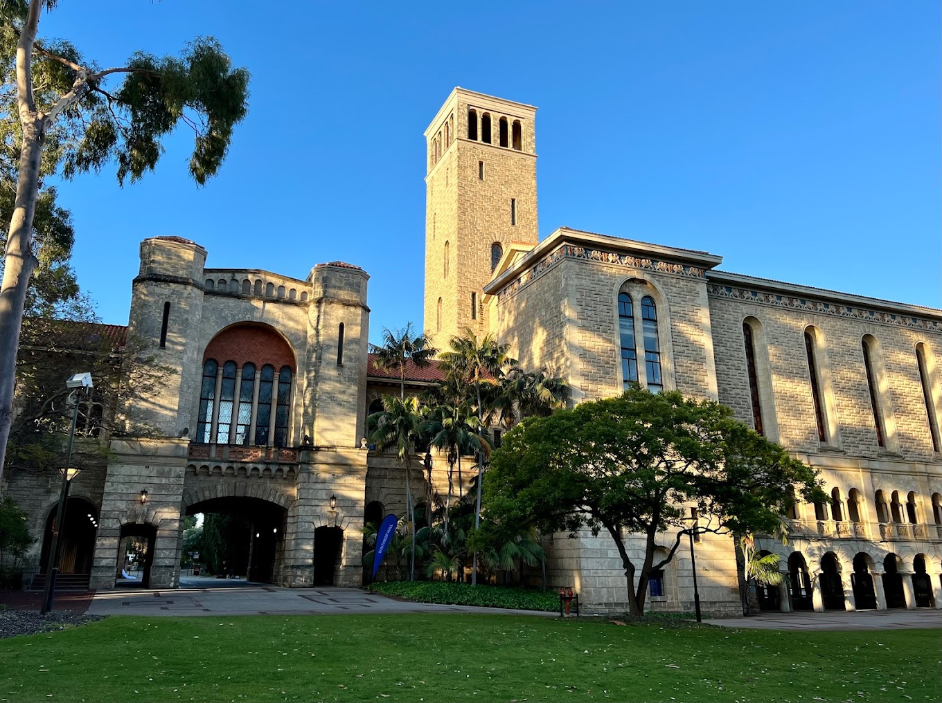 khuon-vien-tai-The University of Western Australia-1