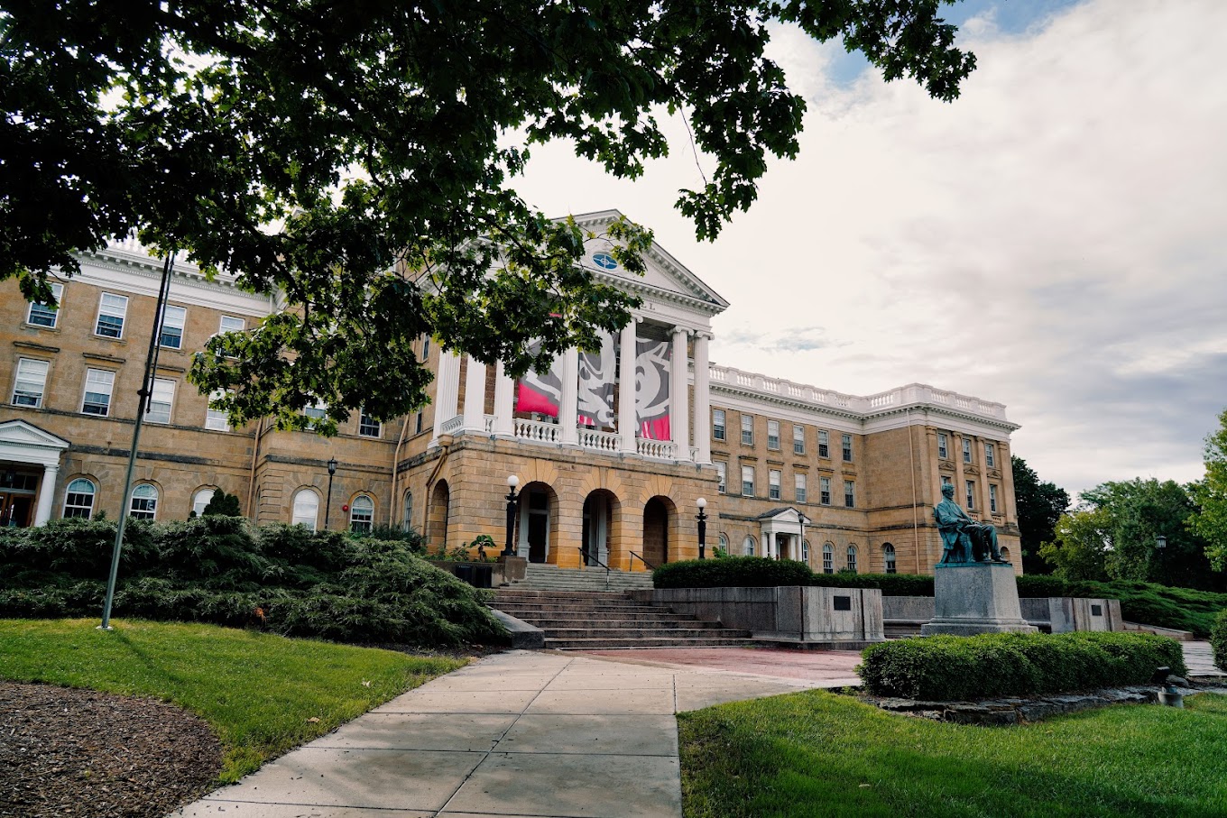 khuon-vien-tai-University-of-Wisconsin-Madison