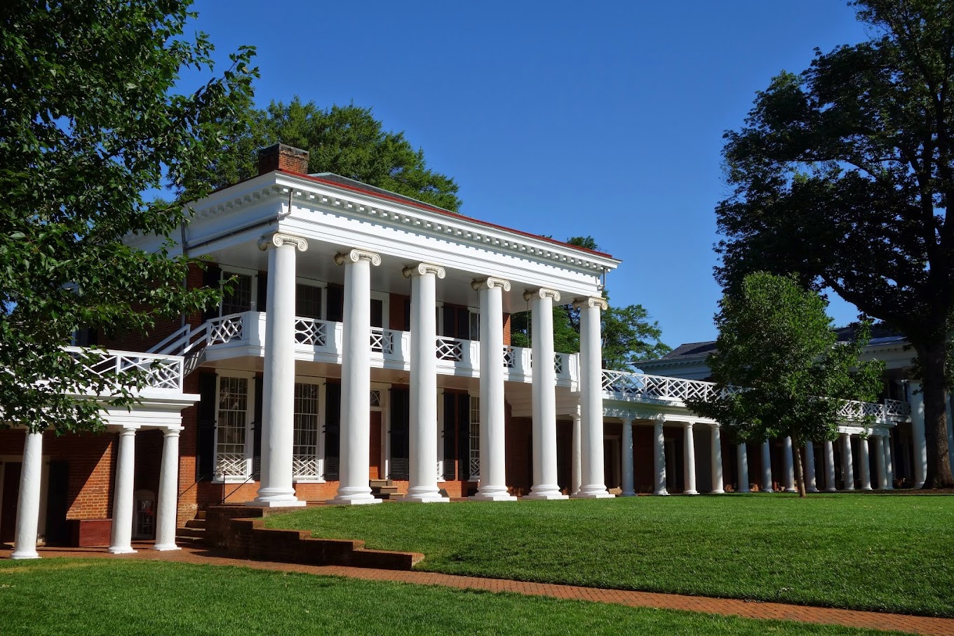 toa-nha-tai-university-of-virginia